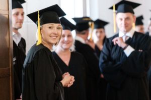 Gruppenbild von Absolventinnen und Absolventen