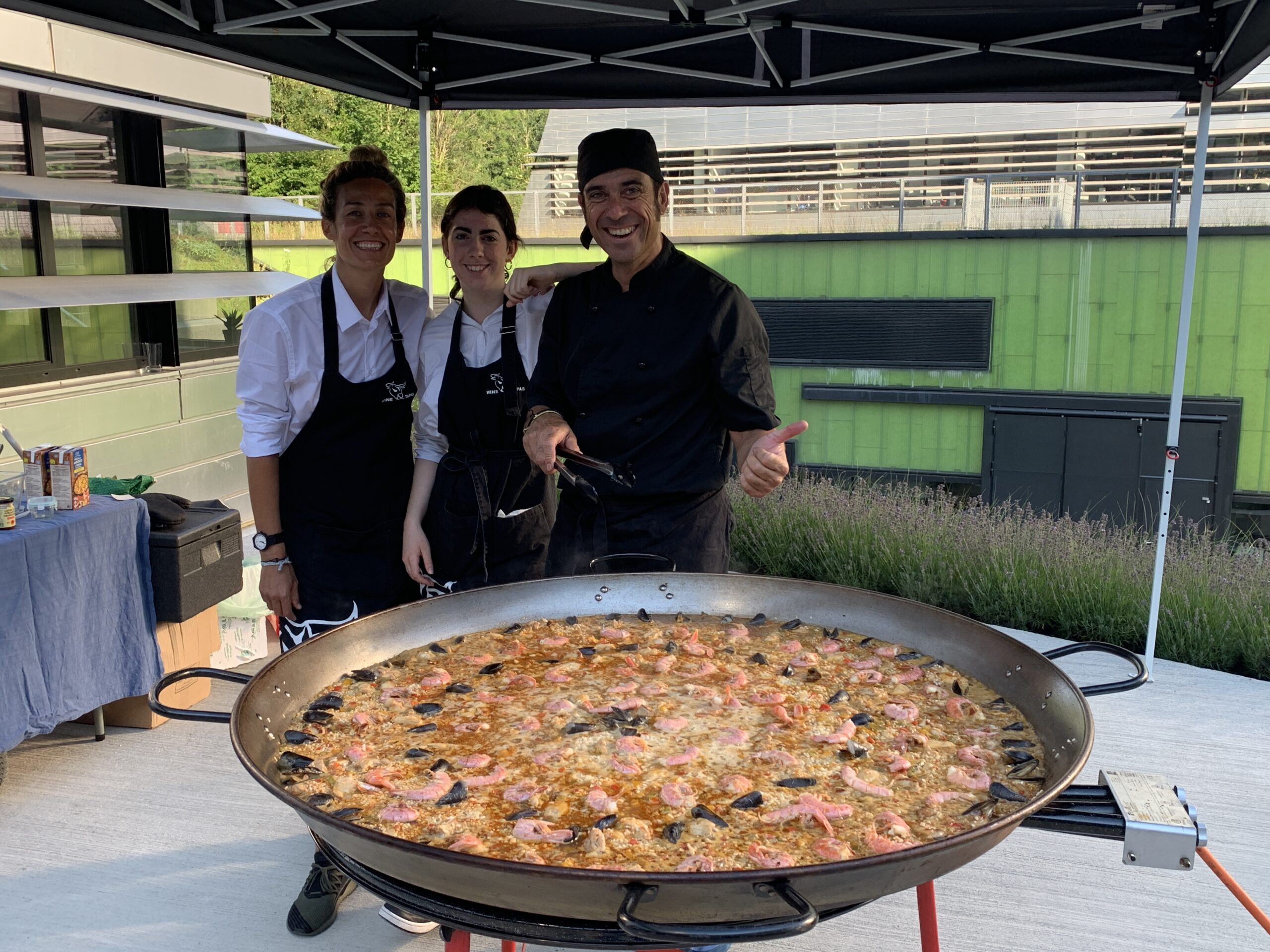 Koch mit Paella