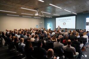 KI Konferenz - Harald Leitenmüller in seiner Keynote Mit KI an die Spitze