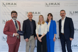 Gruppenfoto des LIMAK Organisationsteams aus Gerhard Leitner, Susanne Summereder, Theresa Piermayr und Robert Breitenecker mit Moderator Michael Köttritsch
