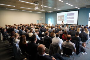 KI Konferenz - Patricia Neumann in ihrer Keynote zur KI Transformation in der Industrie bei Siemens