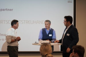 KI Konferenz - Klaus Weissmann und Martin Sporrer in ihrem AI Insight Workshop zu Agentic AI in Unternehmen mit Ralph Hoffmann als Gesprächspartner